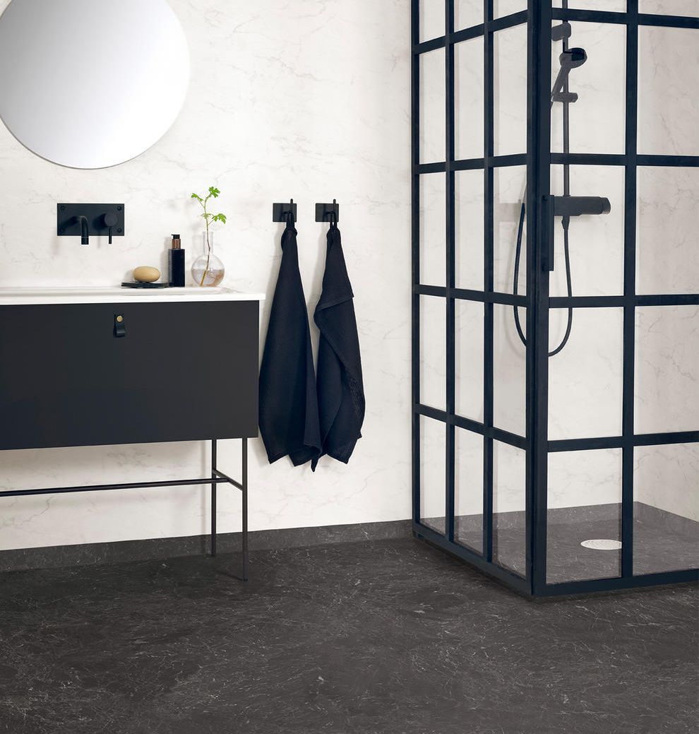 Moderne bad med mørke detaljer